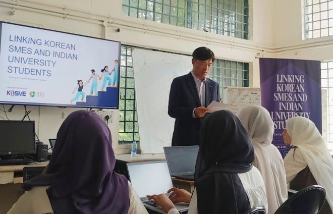 Mr. Jae-kyeong Lee, President of KOSME presenting the inaugural speech