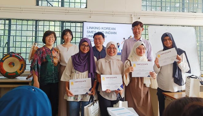 From left to right- Prof. Myung-e Lee, Prof. Do-young Kim and Mr. Jaekyeong Lee with participants