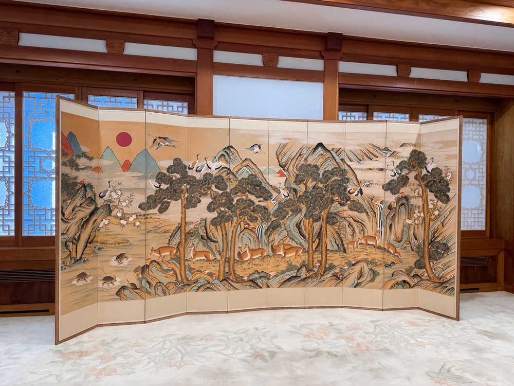 Ornamental screen featuring the ten symbols of longevity.