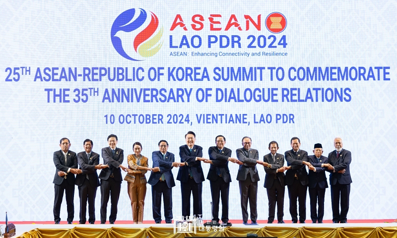 President Yoon Suk Yeol (sixth from left) on Oct. 10 takes a group photo with the leaders of each participating country at the 25th ASEAN (Association of Southeast Asian Nations)-ROK (Republic of Korea) Summit at the National Convention Centre in Vientiane, La