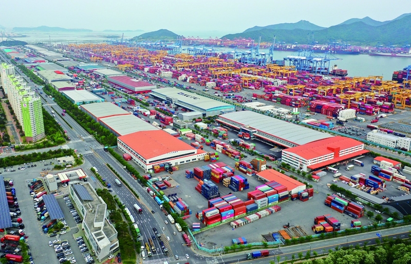 The Bank of Korea on Oct. 15 released data showing that import and export prices in September fell for the second consecutive month. Shown is the Phase 1 Terminal of North Container in June at Busan New Port. (Busan Port Authority's official Facebook page)