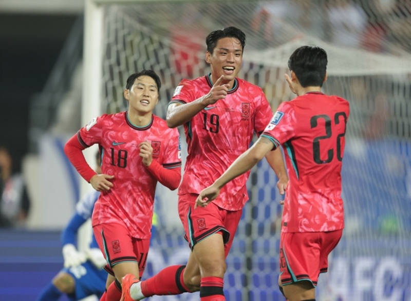 Striker Oh Se-hun on Oct. 15 celebrates with his teammates after opening the scoring against Iraq in their World Cup qualifier at Yongin Mireu Stadium in Yongin, Gyeonggi-do Province. (Korea Football Association)  