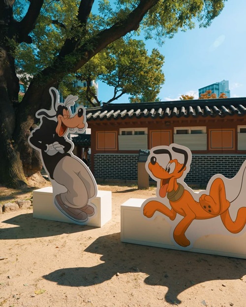 A magical corner at Deoksugung Palace, where visitors can capture unforgettable moments with their favorite Disney characters | Official Facebook of the Korea Tourism Organization
