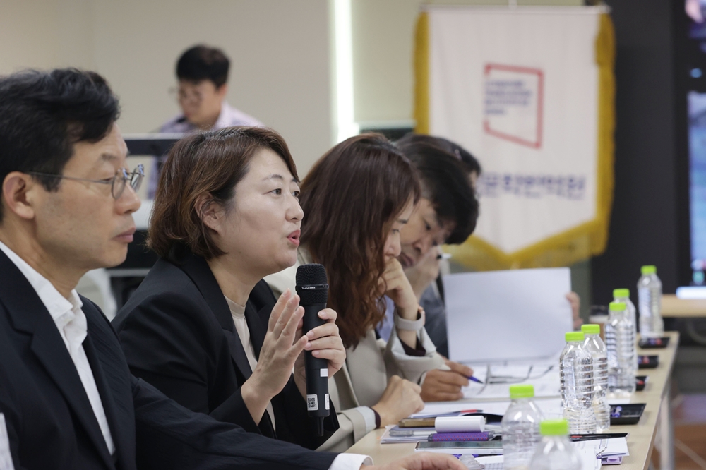 Shin Eun-hyang (second from left), art policy director at the Ministry of Culture, Sports and Tourism, on Oct. 16 speaks at a meeting on raising the profile of Korean literature in abroad at the Literature Translation Institute of Korea in Seoul's Gangnam-gu District. (Yonhap News)  