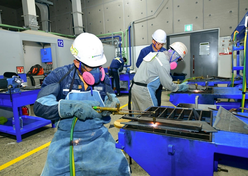 The government on Oct. 17 announced that middle market enterprises in core manufacturing sectors that are headquartered in the Seoul metropolitan region can hire foreign workers with the E-9 (non-professional employee) visa. (Hyundai Heavy industries)  