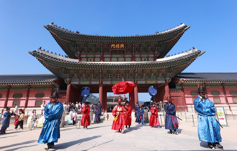 A reenactment of cheopjong, a traditional ceremony for the inspection of royal palace guards, on the afternoon of Oct. 17 is held at Heungnyemun Gate of Gyeongbokgung Palace in Seoul's Jongno-gu District. (Yonhap News) 