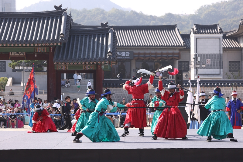 A martial arts demonstration by royal palace guards on the afternoon of Oct. 17 is held in a reenactment of cheopjong in front of Heungnyemun Gate of Gyeongbokgung Palace in Seoul's Jongno-gu District.   