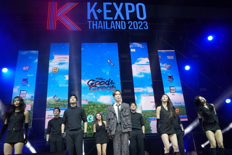 The Ministry of Culture, Sports and Tourism on Oct. 22 announced its hosting of K-Expo France 2024 from Oct. 26-30 at Brongniart Palace in Paris. Shown is a scene from K-Expo Thailand 2023 in November last year held in Bangkok, Thailand, featuring Key (center), a member of the K-pop boy band SHINee, performing at a joint concert of Korean and Thai artists. (Korea Creative Content Agency)