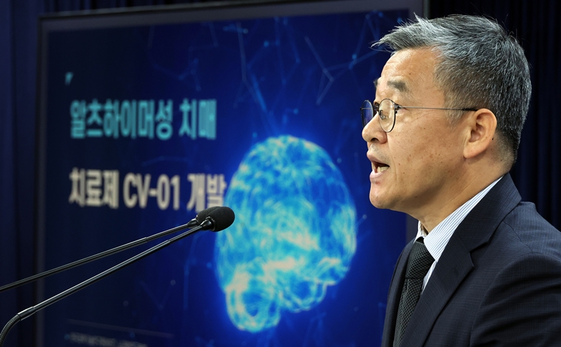 Deputy Minister of Science and ICT Hwang Pan-Sik on Oct. 21 explains at Government Complex-Seoul an overseas biotechnology export by a startup with investment from the government-funded Korea Institute of Science and Technology. (Yonhap News)  