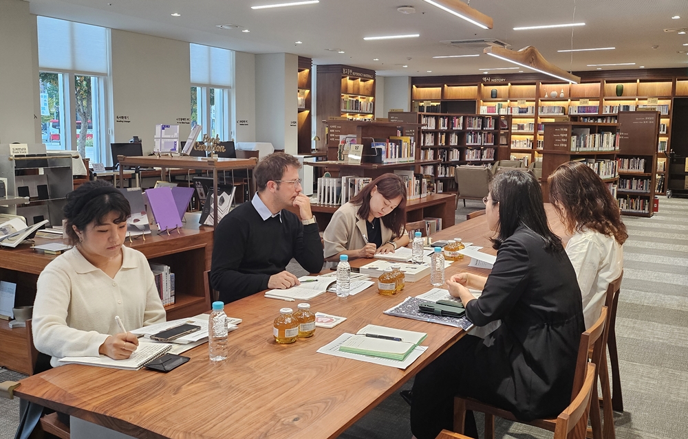 Arnaud Bertrand (second from left), curator in charge of Korean and ancient Chinese collections at the Guimet Museum in Paris, and Seoul Museum of Craft Art Director Kim Soo Jeong (second from right) on Sept. 30 talk at the latter museum in Seoul's Jongno-gu District about cooperation. (Seoul Museum of Craft Art) 