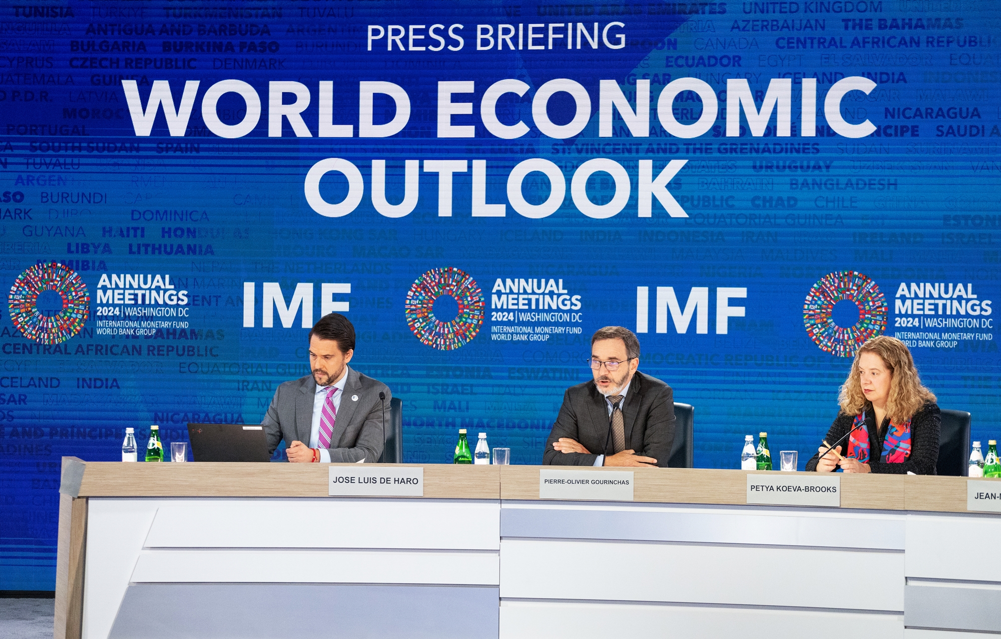 The Ministry of Economy and Finance on Oct. 22 said the International Monetary Fund (IMF) has kept its economic forecast for the Korean economy this year unchanged at 2.5%. Shown is the IMF's chief economist Pierre-Olivier Gourinchas (center) on the same day in Washington responding to journalists' questions at a news conference for the IMF's World Economic Outlook. (Yonhap News)