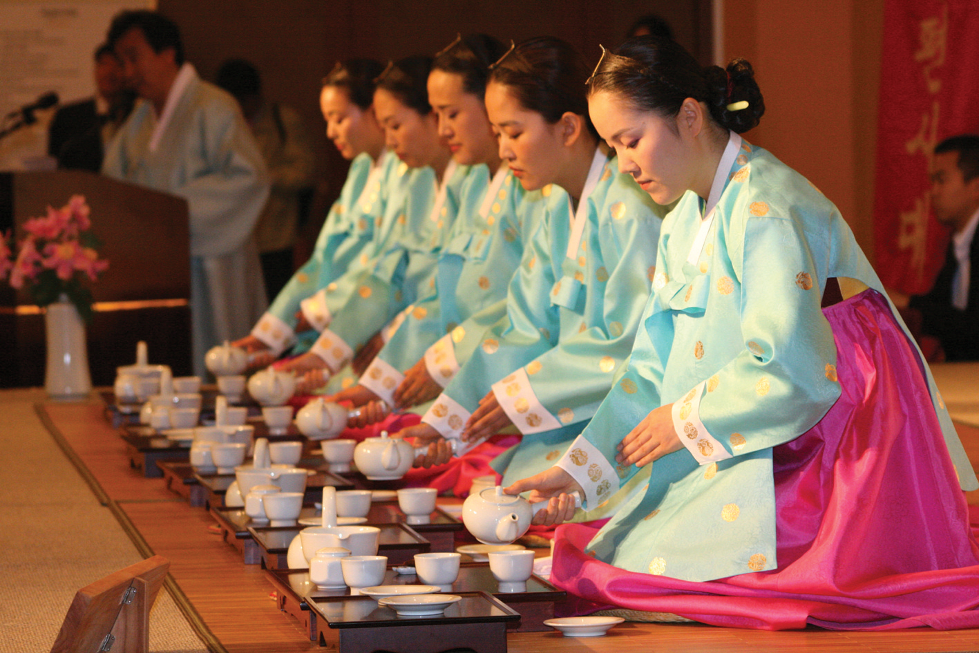 The Seoul Metropolitan Government on Oct. 30 announced plans to hold demonstrations of intangible cultural heritage nationwide throughout next month. Shown is a traditional tea ritual. 