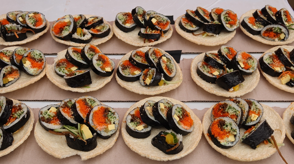 The Gimcheon Gimbap Festival used puffed rice as plates to be consumed as dessert after the gimbap on them was eaten, thus reducing waste. (Charles Audouin) 