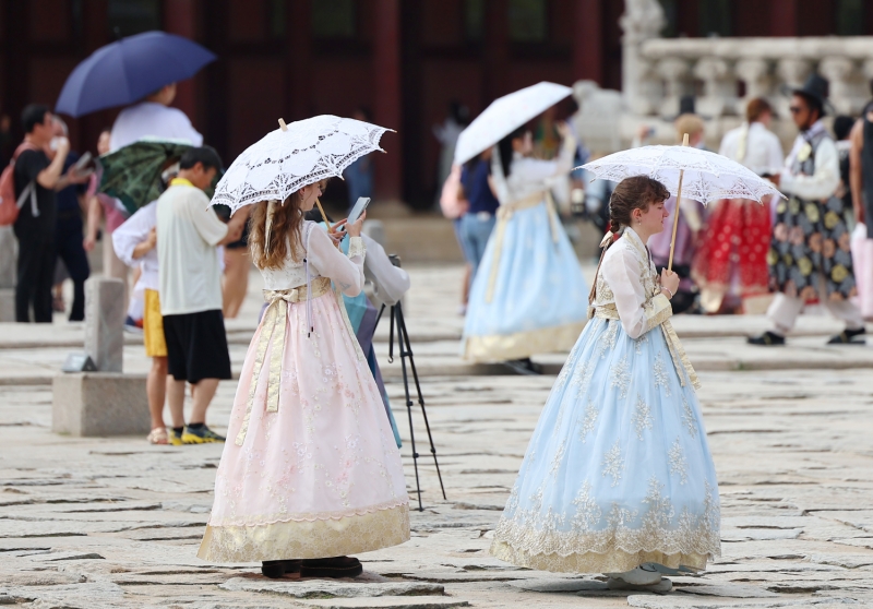 Korea Tourism Organization data on Oct. 31 said 1.46 million international tourists visited Korea last month. Shown are foreign visitors tourists clad in Hanbok (traditional clothing) on Sept. 18 looking around Gyeongbokgung Palace in downtown Seoul. (Yonhap News)   