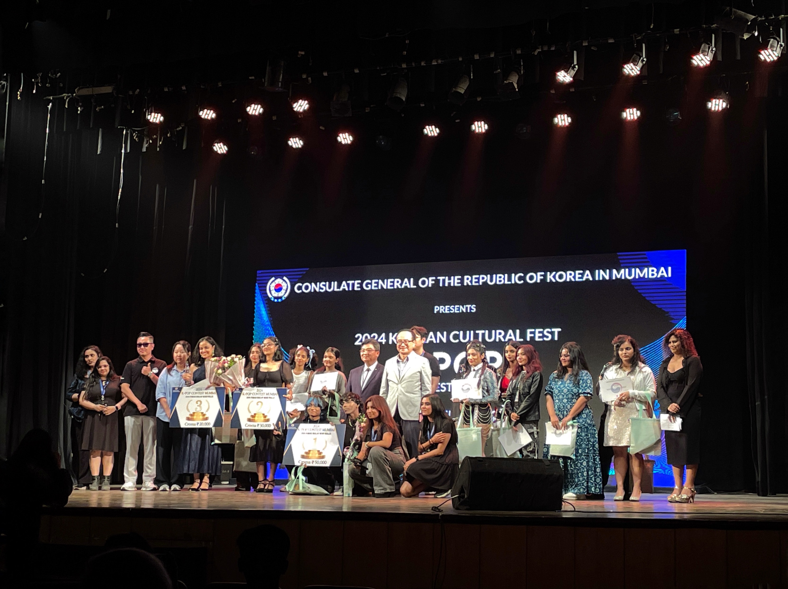 Consul General, Kim Young-og and judges posing for pictures with the winners and contestants