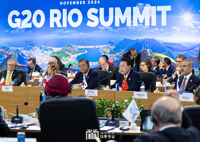 President Yoon Suk Yeol (second from right) on Nov. 18 speaks at the first session of the Group of 20 (G20) Summit at the Museum of Modern Art of Rio de Janeiro, Brazil. (Office of the President)