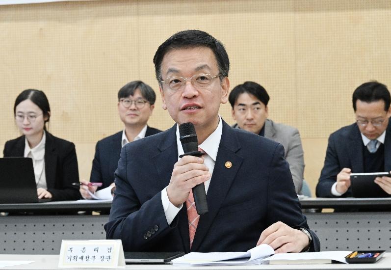 Deputy Prime Minister and Minister of Economy and Finance Choi Sang-mok on Nov. 27 speaks at a meeting of economy-related ministries on boosting industrial competitiveness at the Korea Semiconductor Industry Association in Seongnam, Gyeonggi-do Province. (Ministry of Economy and Finance) 