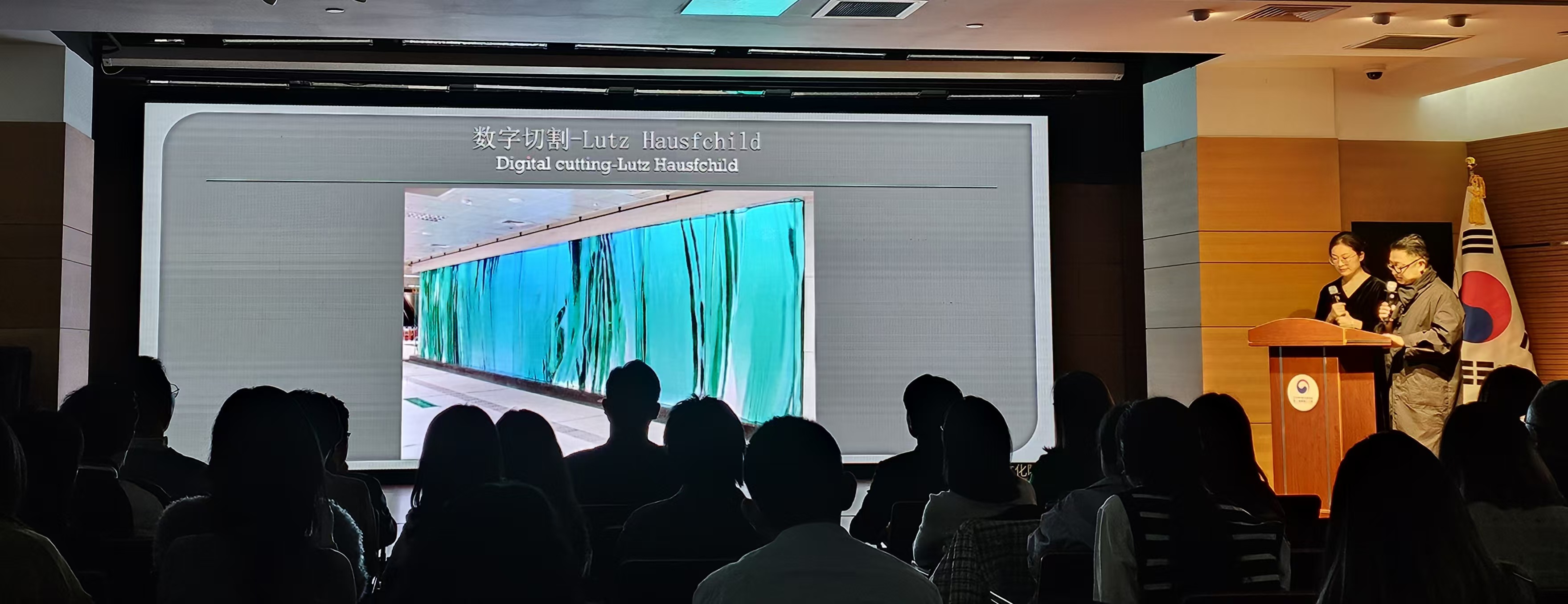 A special lecture on glass craftsmanship by Korean artist Lee Kyu-hong, Photo by Jianping Sun