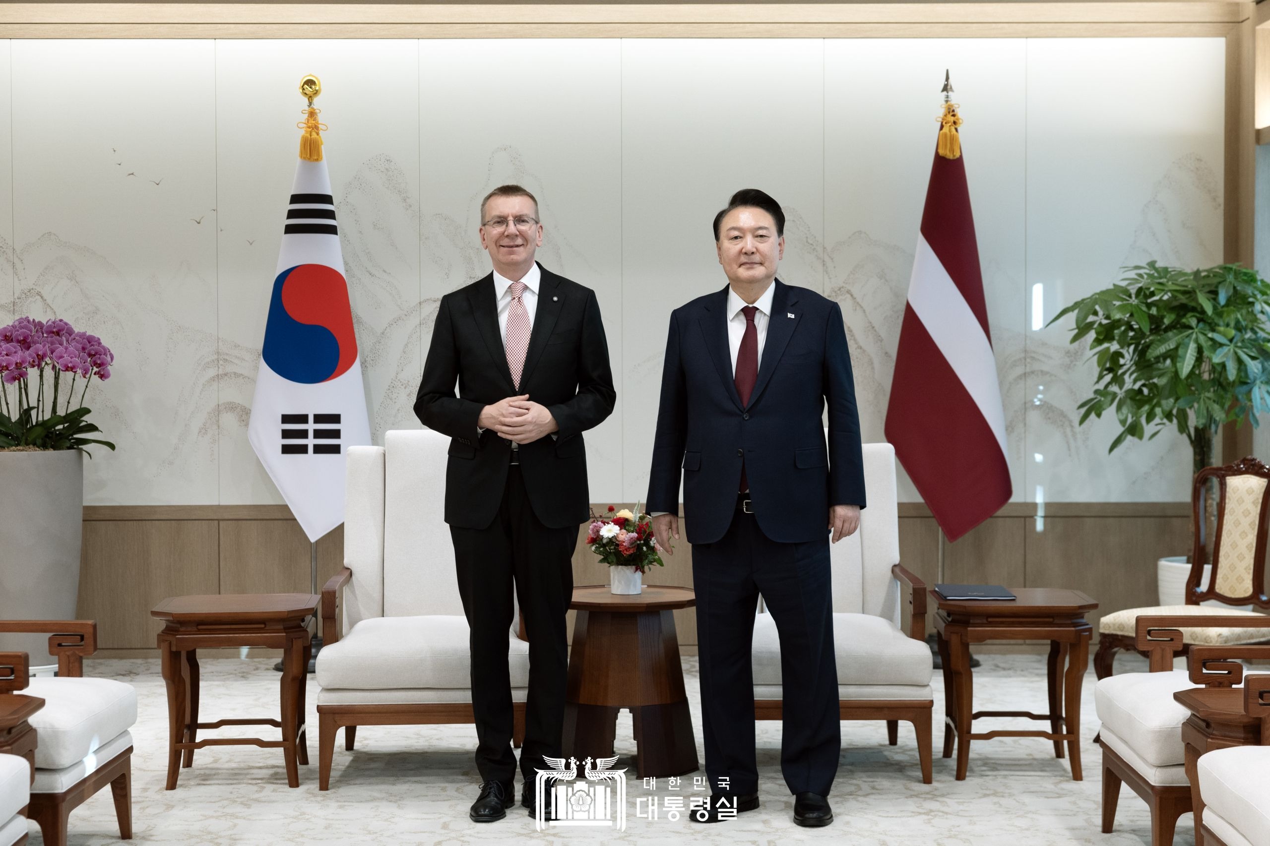▲ 윤석열 대통령(오른쪽)과 에드가르스 린케비치스 라트비아 대통령이 28일 서울 용산 대통령실에서 열린 정상회담에서 악수하며 기념 촬영을 하고 있다. 대한민국 대통령실