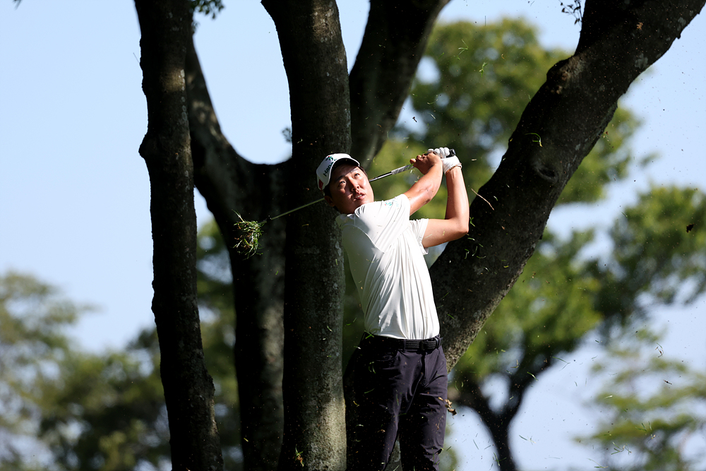 Developmentally disabled golfer Lee Seung-min on Nov. 30 won the men's title at the Australian All Ability Championship at Kingston Heath Golf Club on the outskirts of Melbourne, Australia, with a score of 4-under 212 and three birdies and five bogeys to finish two over par. He is shown making a trouble shot on the eighth hole in the second round of the SK Telecom Open held from May 16-19 at Pinx Golf Club in Seogwipo, Jeju Island. (Korea Professional Golf Association)  