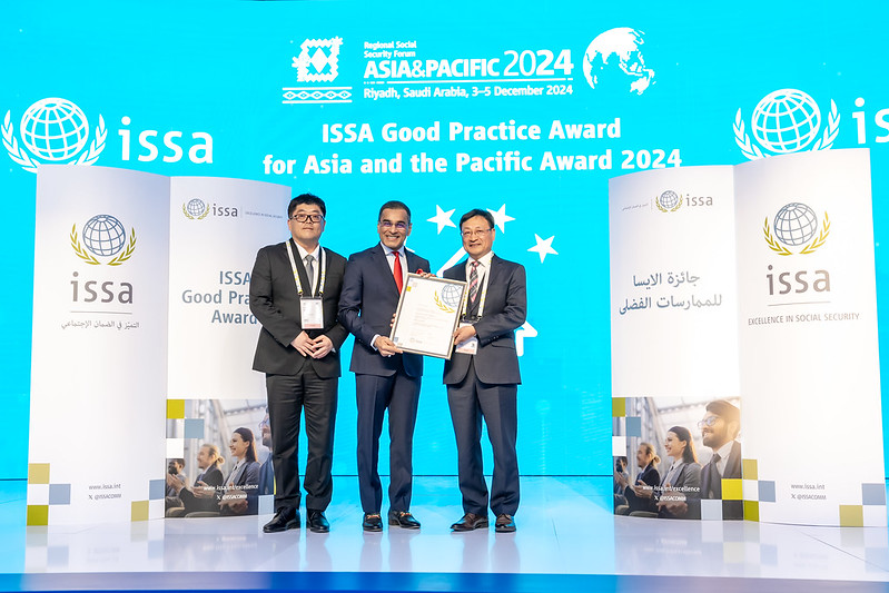 Labor Welfare Research Institute President Kim Yong-wan (right) on Dec. 3 poses for photos with International Social Security Association (ISSA) President Mohammed Azman and Kim Iksoo, deputy director of the Korea Workers' Compensation & Welfare Service's Return-to-Work Support Department, after Kim Yong-wan won an ISSA Good Practice Award for Asia and the Pacific in Riyadh, Saudi Arabia. (ISSA)  