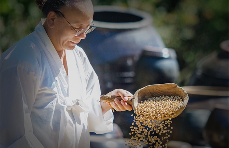 Jeong Seung-hwan, a master of jang, or traditional sauces and pastes made from fermented soybeans, personally selects the soybeans to ensure quality, blowing away dust and bean hulls before making maeju (fermented soybean lumps). 