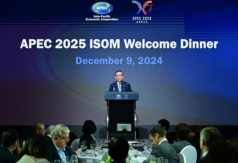 Minister of Foreign Affairs Cho Tae-yul on Dec. 9 in Seoul speaks at the welcoming dinner for the Informal Senior Officials' Meeting of the Asia-Pacific Economic Cooperation. (Ministry of Foreign Affairs)  