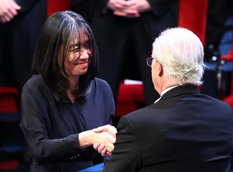 Author Han Kang (left) on Dec. 10 receives her diploma and medal from Swedish King Carl XVI Gustaf at the Nobel Prize awards ceremony held at the Konserthuset (Concert Hall) of Stockholm in Sweden. (Yonhap News) 