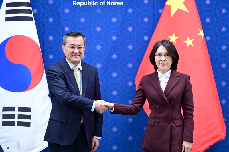 Second Vice Minister of Foreign Affairs Kang Insun (right) and Chinese Vice Minister of Commerce Li Fei on Dec. 12 take a photo at a meeting of a joint Korean-Chinese economic committee at Government Complex-Seoul in the city's Jongno-gu District. (Ministry of Foreign Affairs)
