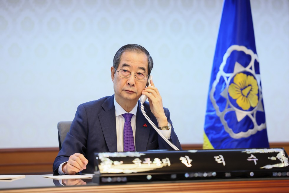 Acting President and Prime Minister Han Duck-soo on Dec. 15 at his office in Government Complex-Seoul holds a phone conversation with U.S. President Joe Biden. (Office for Government Policy Coordination, Prime Minister's Secretariat) 