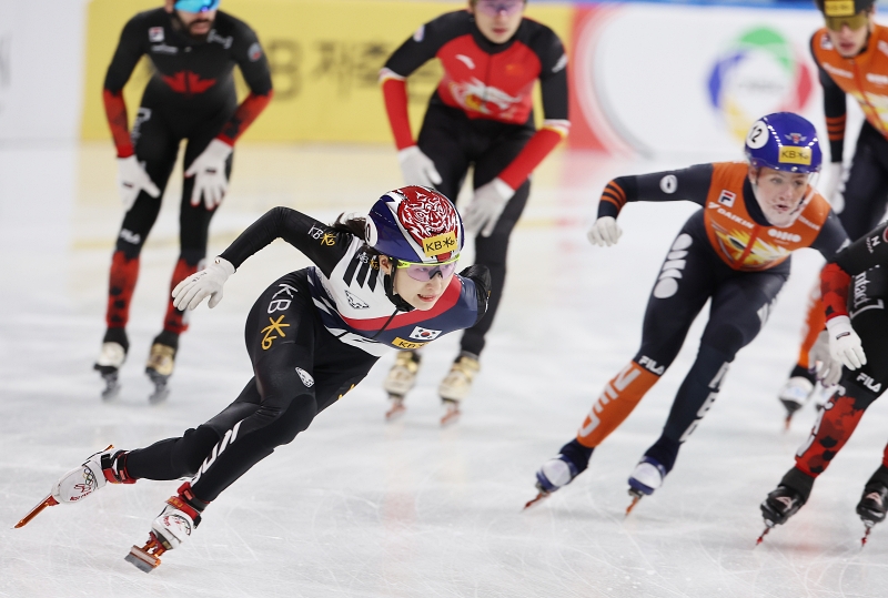 Choi Min Jeong on Dec. 15 competes in the 2,000-m mixed relay final at the fourth leg of the 2024-25 International Skating Union's Short Track World Tour at Mokdong Ice Rink in Seoul's Yangcheon-gu District. (Yonhap News) 