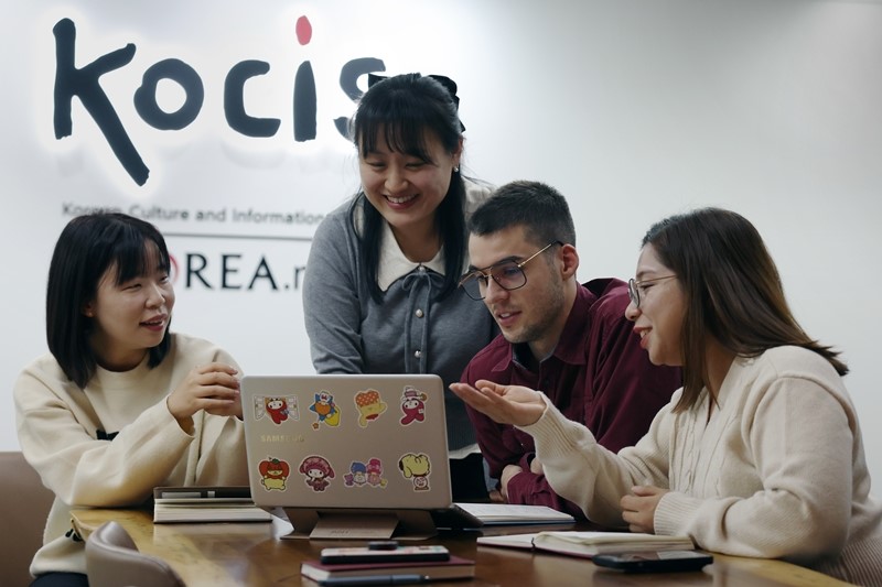 From left to right, Korea.net staff writers Xu Aiying (Chinese), Lee Kyoung Mi (Japanese), Charles Audouin (French) and Margareth Theresia (Indonesian) on Dec. 13 reflect on the feature articles they wrote this year at their office in Seoul's Jongno-gu District. . (Park Dae Jin) 