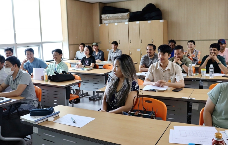 The number of international workers in the country has surpassed the million mark for the first time. Shown are expats on July 27 in a class on Korean language and culture at Hwaseong Immigrants Community Service Center in Hwaseong, Gyeonggi-do Province. (Center's official Facebook) 