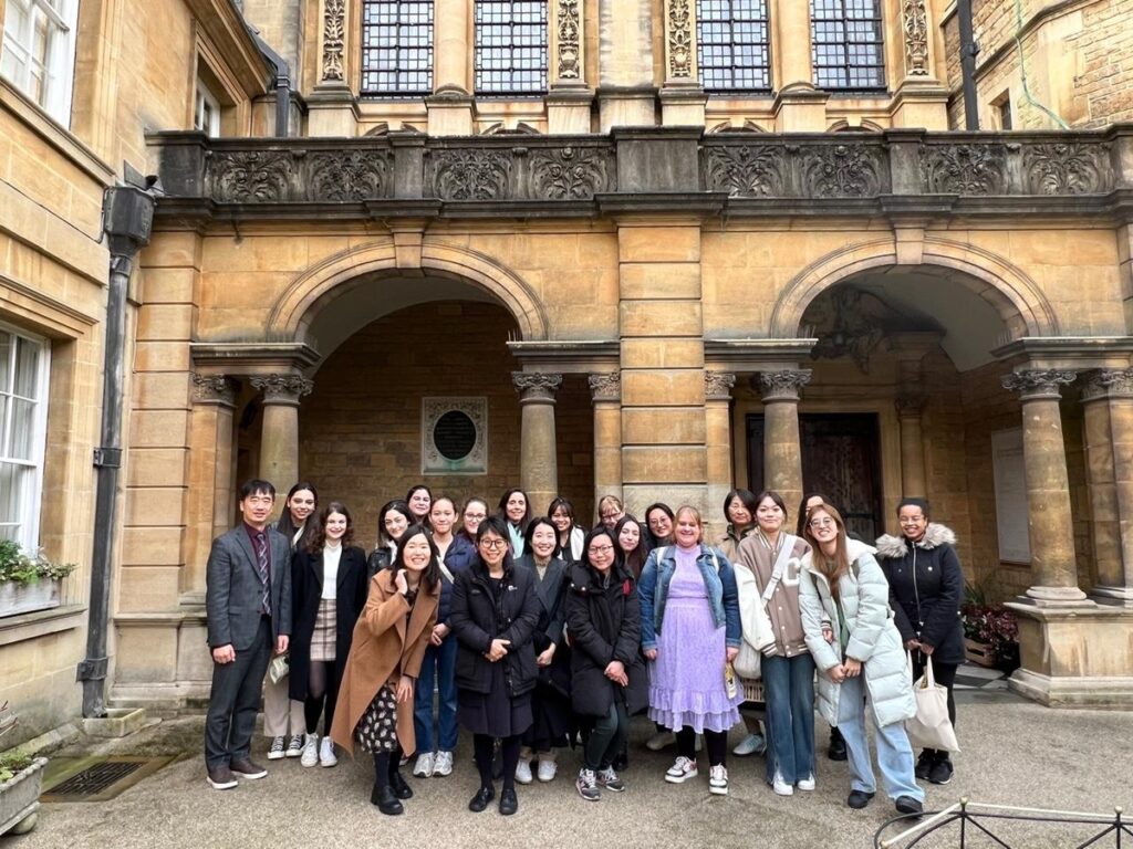 Attendees at the entrance ceremony of the U.K. Hallyu Academy on Feb. 4 pose for photos in front of Hertford College at the University of Oxford in Oxford, the U.K. (Korean Education Centre in U.K.)  