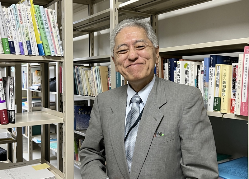 Miyuki Hamanoue, a professor of Korean at Kanda University of International Studies in Chiba, Japan, on Oct. 28 smiles during an interview with Korea.net at his office. 