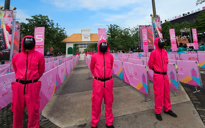 The venue of the Red Light, Green Light challenge features more than 250 pink guards and an 8-meter-tall Young-hee.