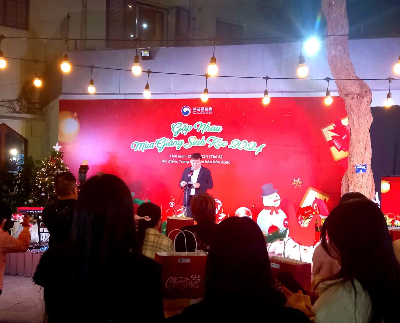Director Choi Seung Jin of the Korean Cultural Center in Vietnam thanked everyone for their support over the year. ( Source: Vo Minh Thu)