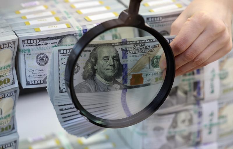 More generous subsidies will seek to stimulate foreign investment in the country. Shown is the Counterfeit Notes Response Center at Hana Bank headquarters in Seoul's Jung-gu District. (Yonhap News)  