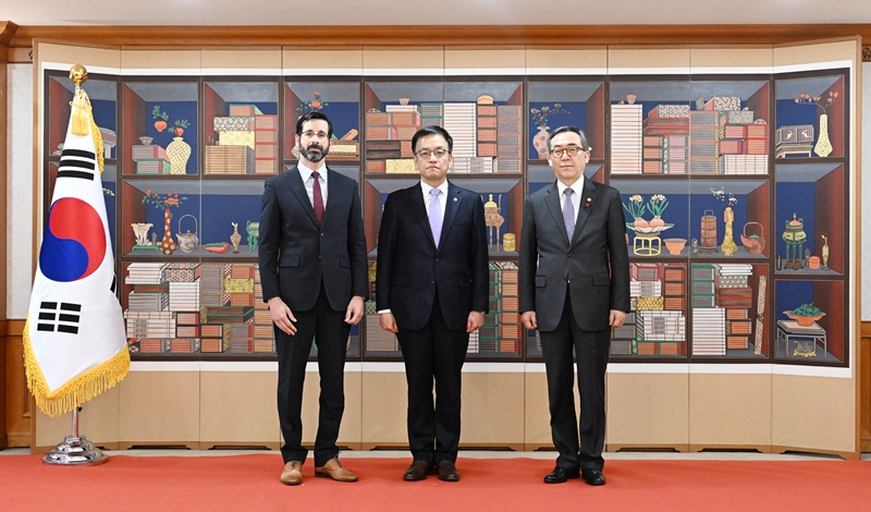 Cuba's first ambassador to Korea, Claudio Monzon Baeza (left), on Jan. 7 poses with Acting President Choi Sang Mok (center), who is deputy prime minister and minister of economy and finance, and Minister of Foreign Affairs Cho Tae-yul after presenting his credentials at Government Complex-Seoul. (Ministry of Economy and Finance) 