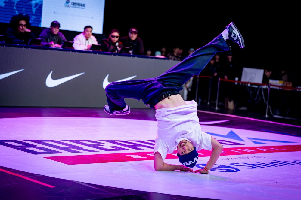 A b-boy performs on Nov. 17, 2024, in the final of the '24 Breaking K Series at SBS Prism Tower in Seoul's Mapo-gu District. (Korean Federation of Dancesport) 