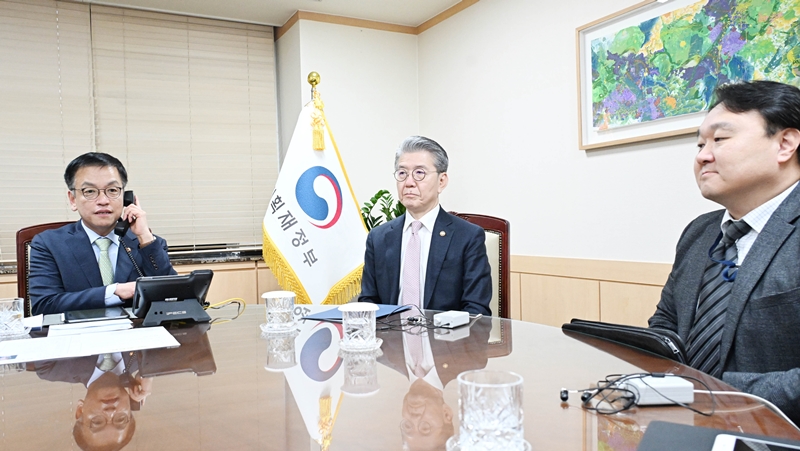 Acting President Choi Sang Mok (left), who also serves as deputy prime minister and minister of economy and finance, on Jan. 8 holds a phone conversation with Czech Prime Minister Petr Filala at Government Complex-Seoul. (Ministry of Economy and Finance)  