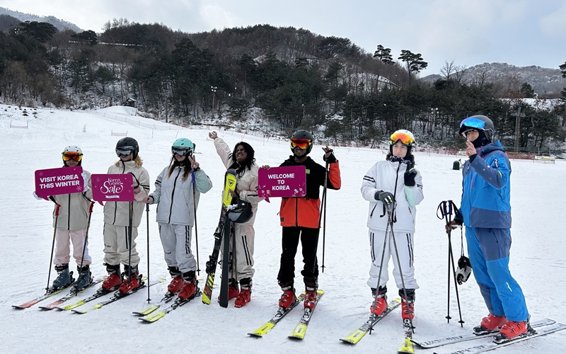 Six foreign promoters of Korean culture on Jan. 7 take a group photo after their ski lesson at Muju Deogyusan Resort in Muju-gun County, Jeollabuk-do (Jeonbuk-do) Province. (Margareth Theresia) 