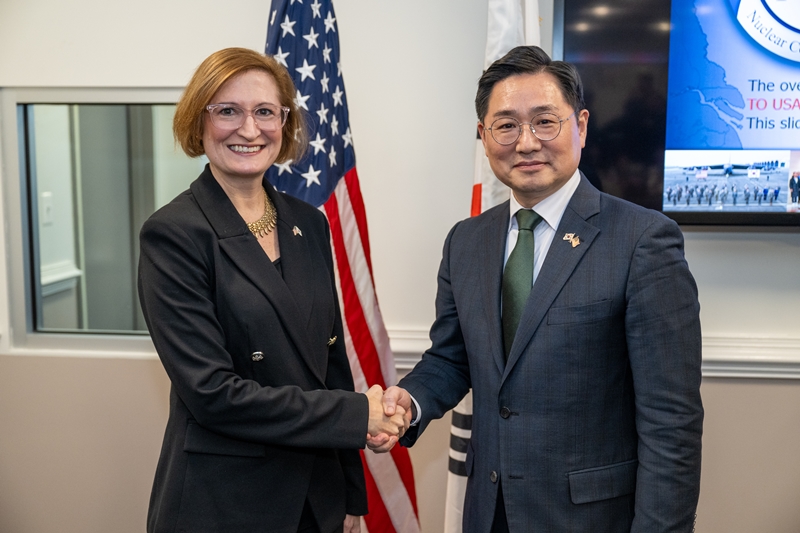 Cho Chang-rae, deputy minister for national defense policy (right), and Cara Abercrombie, acting U.S. deputy under secretary of defense for policy on Jan. 10 take a photo after jointly chairing the fourth Nuclear Consultative Group meeting in Washington. (Ministry of National Defense)  