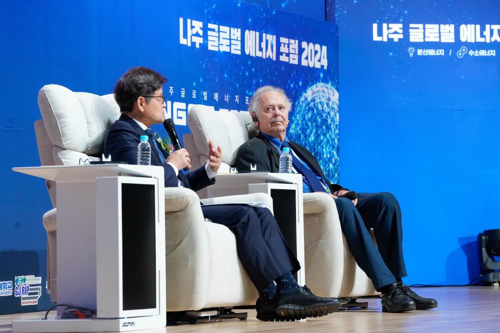 Park Jin-ho, acting president of Korea Institute of Energy Technology (Kentech), and Richard Muller, cofounder and chief technology officer of the U.S. nuclear power startup Deep Fission, attend an energy forum running from Sept. 26-27, 2024, in Naju, Jeollanam-do Province. (Kentech)  