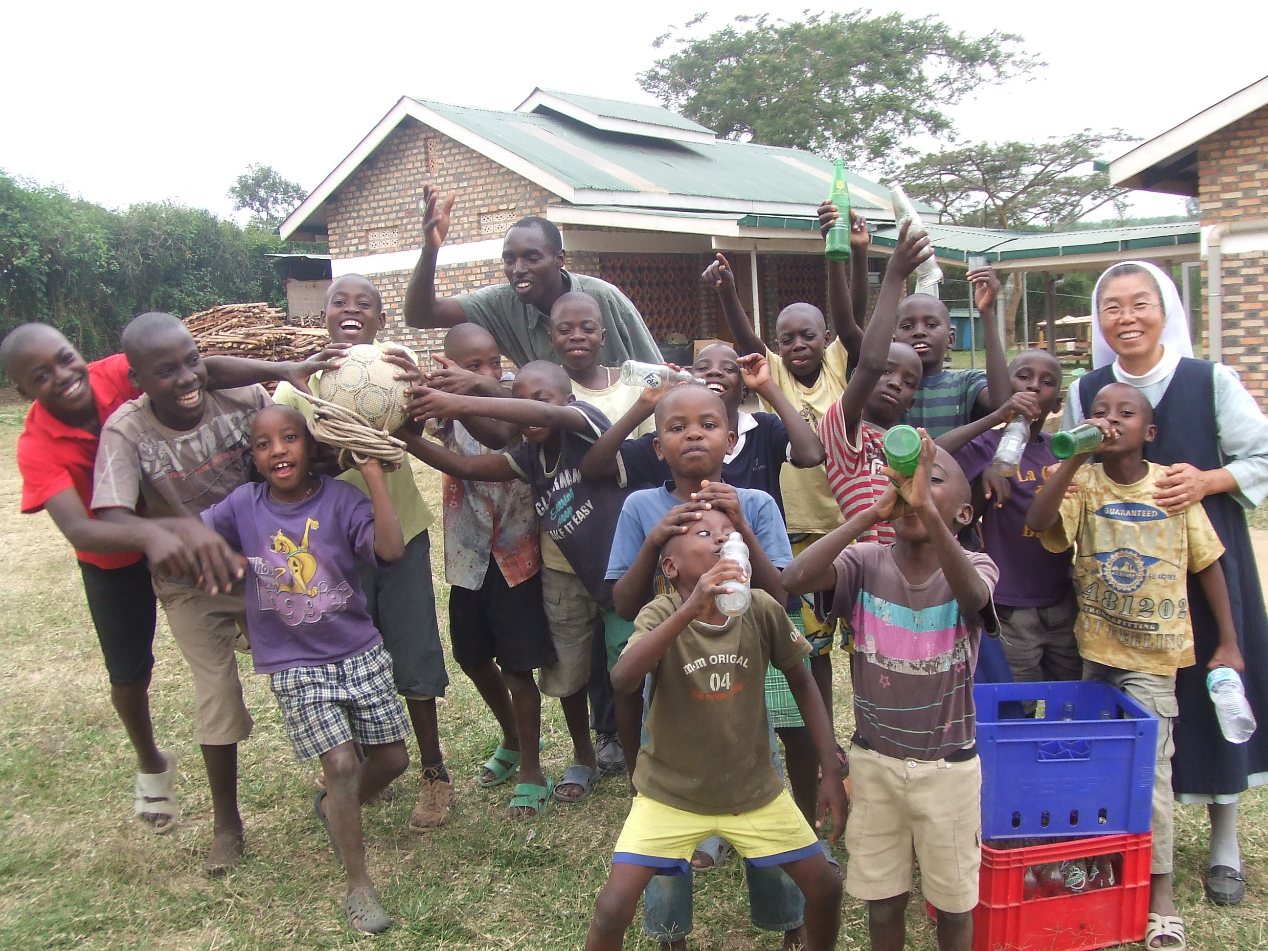  Sister Hwang Gyeong-sun poses in a group photo with Ugandan children.
