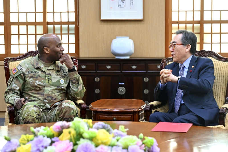 Minister of Foreign Affairs Cho Tae-yul (right) talks on Jan. 22 with Xavier Brunson, commander of the United Nations Command, Combined Forces Command, and the United States Forces Korea, at the ministry’s headquarters in Seoul’s Jongno-gu District.  