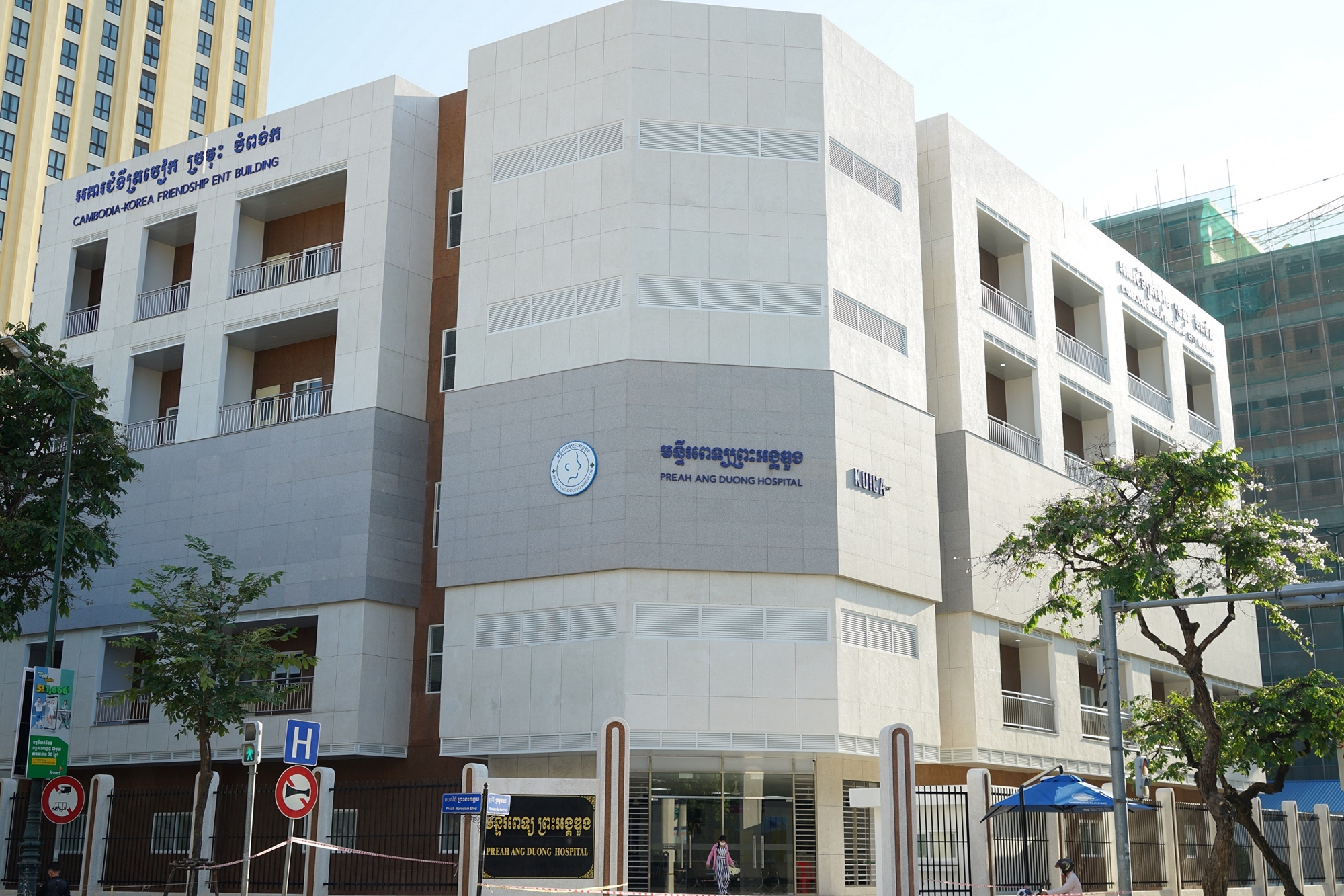 A survey, conducted by the Office for Government Policy Coordination last year, showed that 77.8% of Koreans agreed the government’s provision of overseas development assistance (ODA) for developing countries. The photo shows ENT Hospital of Preah Ang Duong hospital in Phnom Penh, Cambodia, newly built by the Korea International Cooperation Agency (KOICA) in 2022 as part of the agency’s ODA program. (KOICA)   