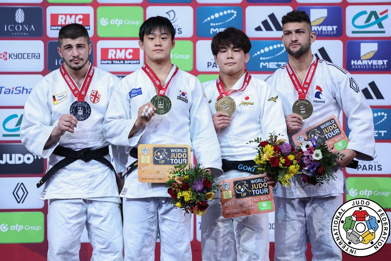 Kim Jonghoon (second from left) on Feb. 2 shows off his gold medal for winning the men's 90-kg title at the IJF Paris Grand Slam in the French capital, with fellow medalists in his division.  
