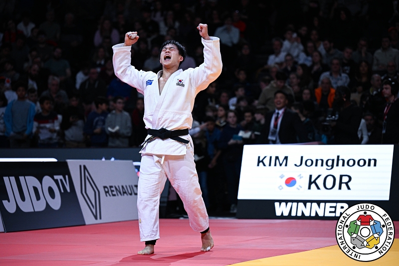 Kim Jonghoon on Feb. 2 celebrates after upsetting Luca Maisuradze of Georgia in the men's 90-kg final at the International Judo Federation's (IJF) Paris Grand Slam in the French capital. (IJF) 