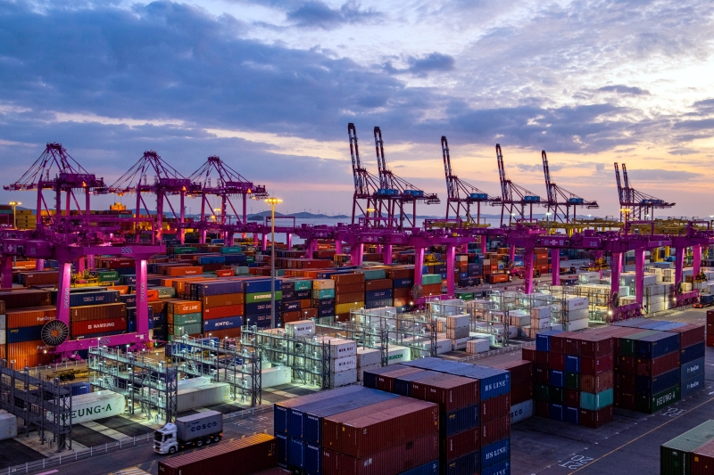 The current account last year posted a surplus of USD 99.04 billion per tentative data on balance of payments released on Feb. 6 by the Bank of Korea. (Incheon Port Authority)